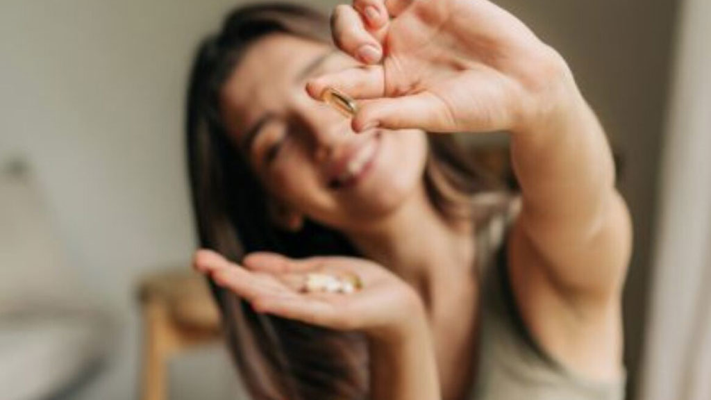 Femme européenne s'étirant le matin dans sa chambre lumineuse avec une expression reposée