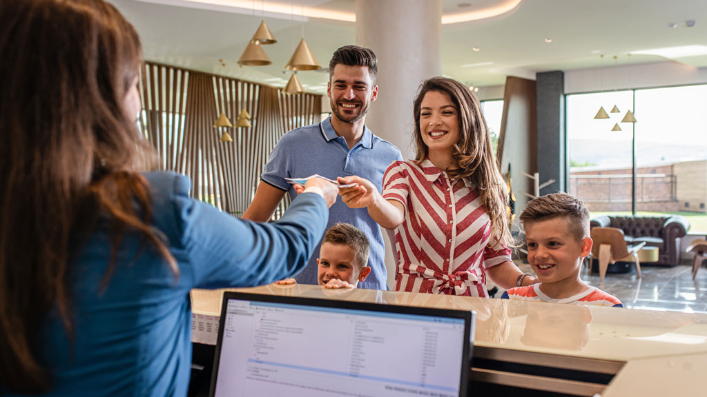 Accueil chaleureux dans le hall d'un hôtel de charme savoyard à Talloires