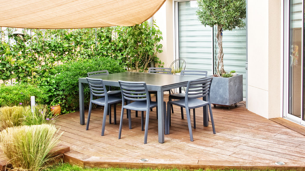 Vue aérienne d'une terrasse française avec table extensible et espace de circulation visible autour