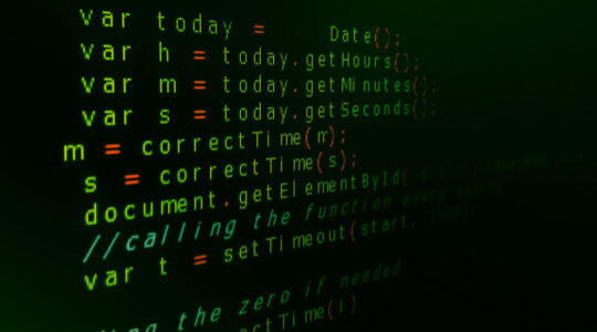 Gros plan sur du code JavaScript coloré sur un écran vert.