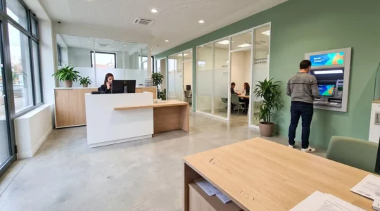 Espace d'accueil contemporain d'une agence bancaire coopérative avec larges baies vitrées et signalétique minimaliste